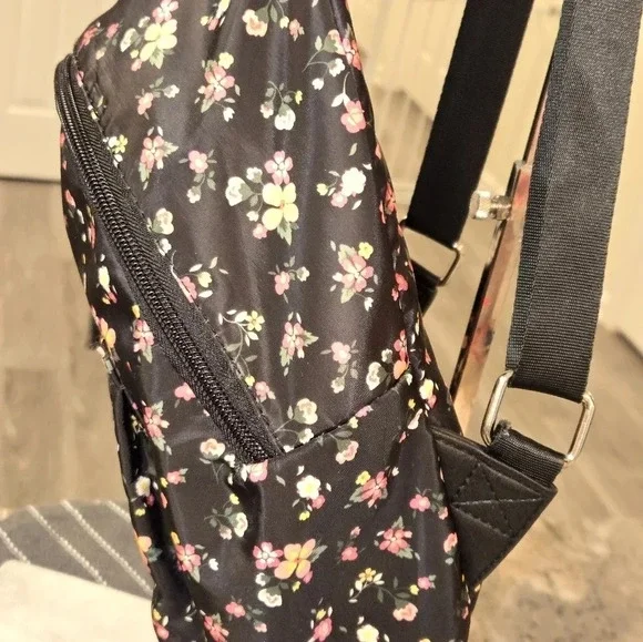 Backpack - Picture 3 of 9